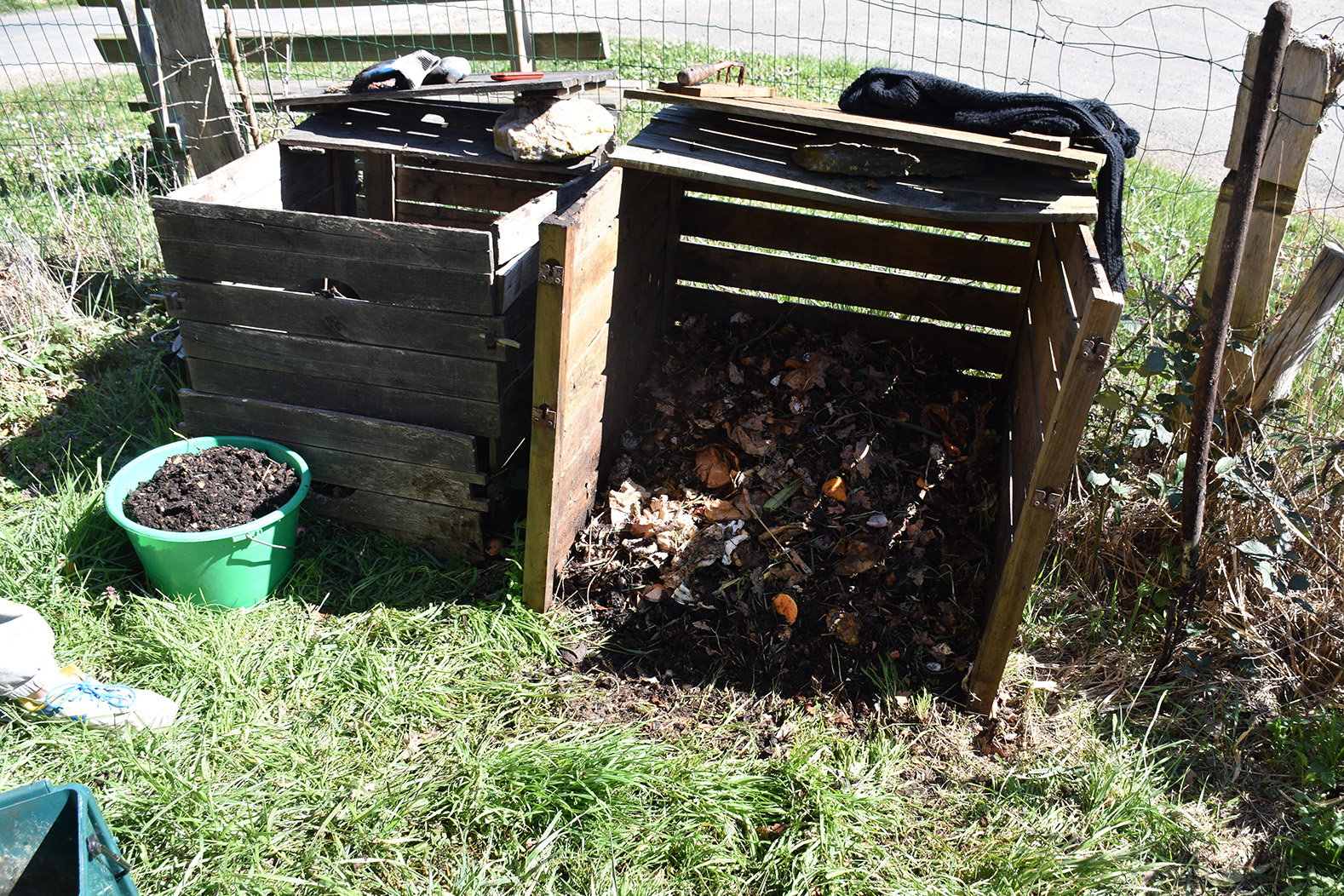 Comment accélérer la décomposition du compost au jardin ?